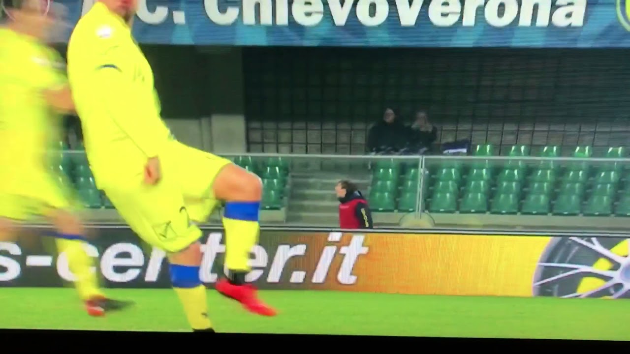 Esultanza ignorante Fabrizio Cacciatore (Chievo Bologna 2-3) &bull; SKY Sport