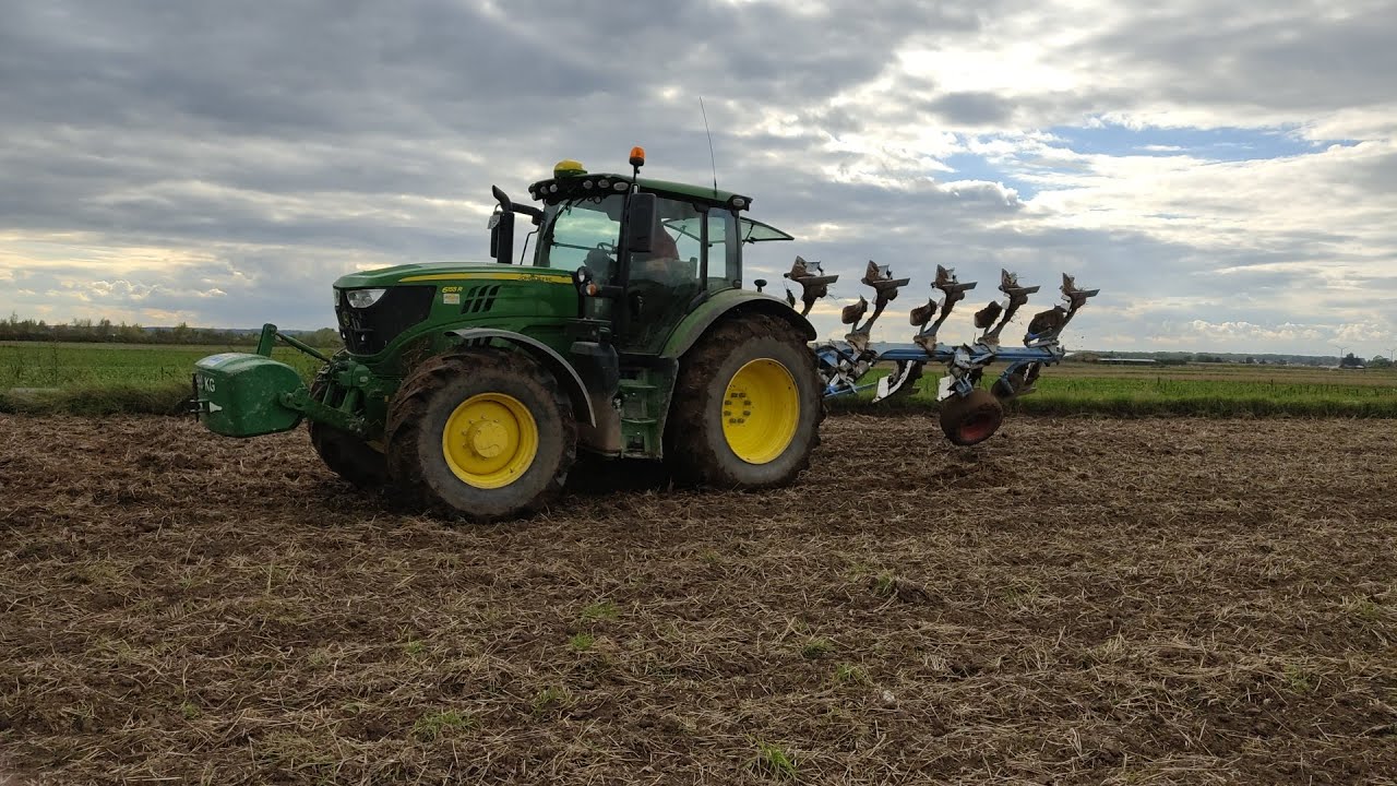 John Deere 6R mit 5 Schar Pflug und John Deere Premium in der Winterbestellung