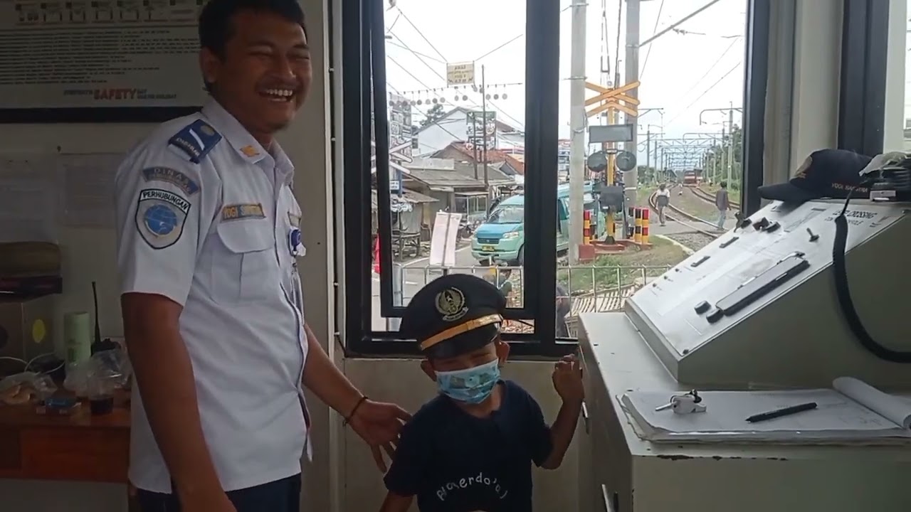 Ternyata Begini Cara Kerja Pintu Perlintasan #palangpintukeretaapi  #perlintasankeretaapi