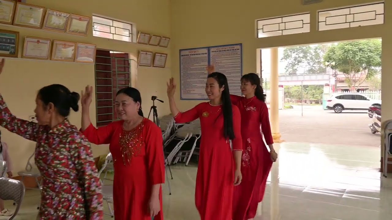 Ao Dai, Phu nu Trang Ban