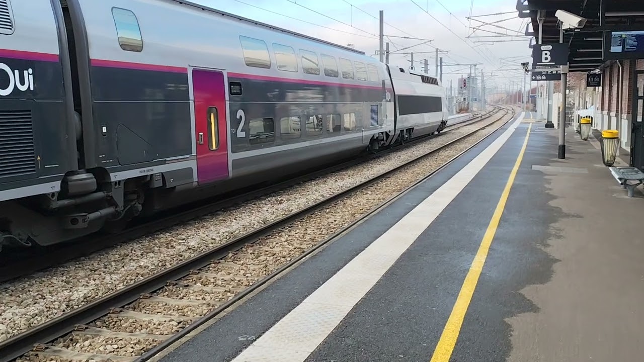 Arrivée TGV Inouï en Gare SNCF de Mantes la Jolie. Département des Yvelines. Région Île de France.