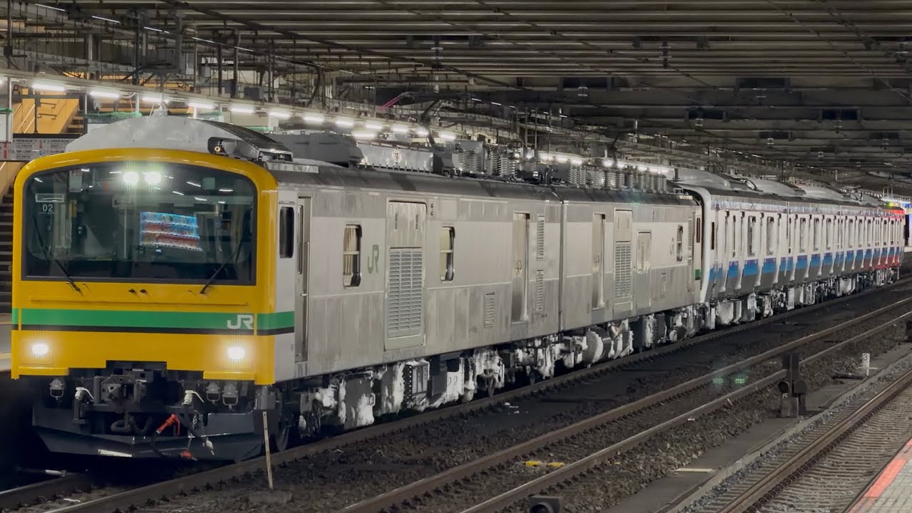 【4K高画質】【仙石線用新型車両の第１３編成  新津出場新製配給】クモヤE493系オク02編成＋E131系880番台ｾﾝN13編成が大宮駅6番線に到着停車〜静かに発車！（配9744M）2026.2.9
