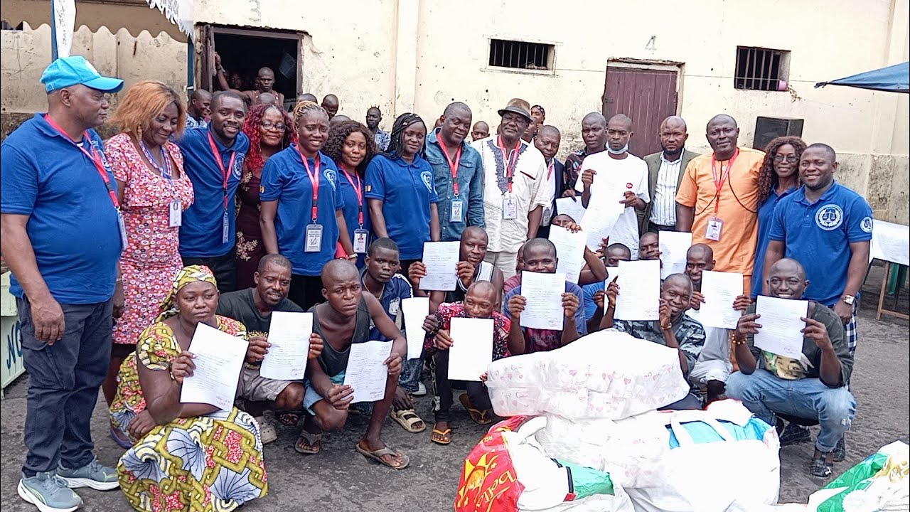 Mbanga: LACAPDHHI donne la liberté à 25 prisonniers de la prison principale de Mbanga.