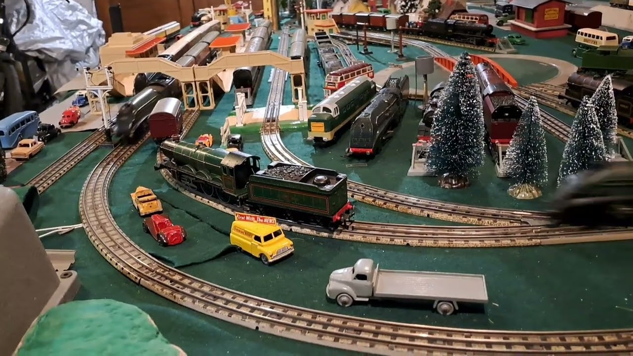 Vidéo No 1166 - Hornby Dublo running session (episode 4 with three A4 Pacific locos)