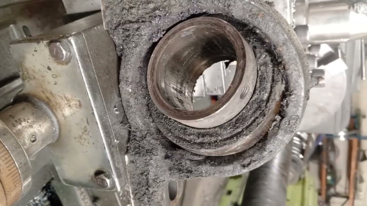 The shaft bearing on the lathe machine was damaged, so the key was made by re-welding it.