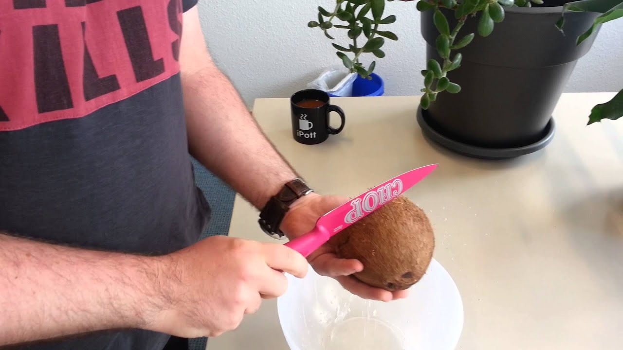 #chrizschwarz - How to crack a coconut (open coconut)
