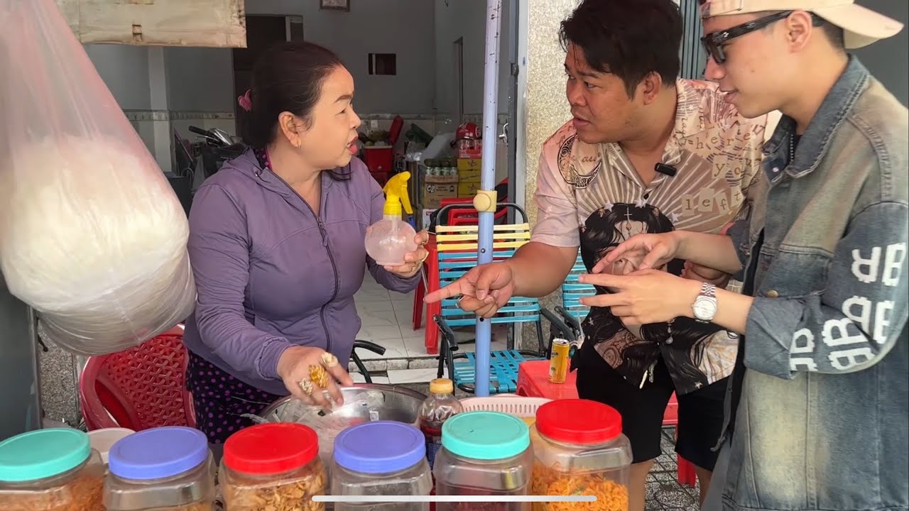 Phản Ứng Chị Bán Nước Gặp Thu Phương Lần Đầu Ghé Ăn Bánh Tráng Trộn