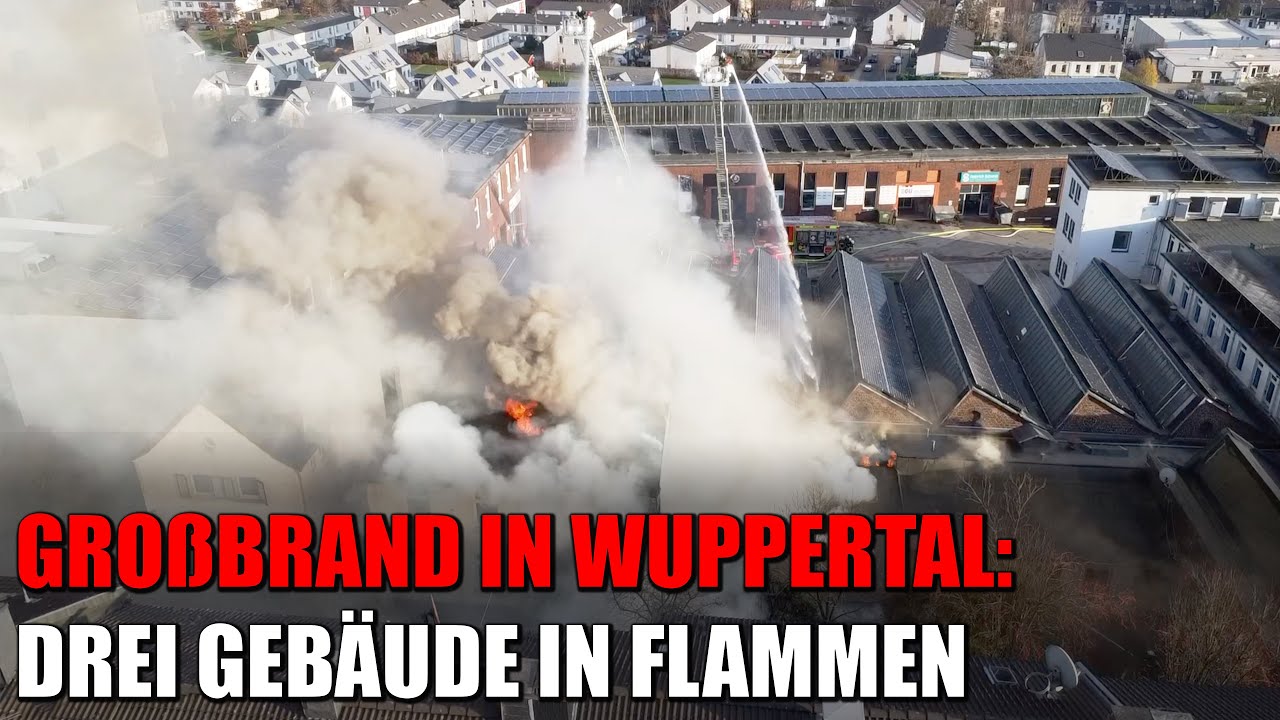 Großbrand in Wuppertal - Feuer greift auf drei Gebäude über - NINA-Warnung | 12.12.2022