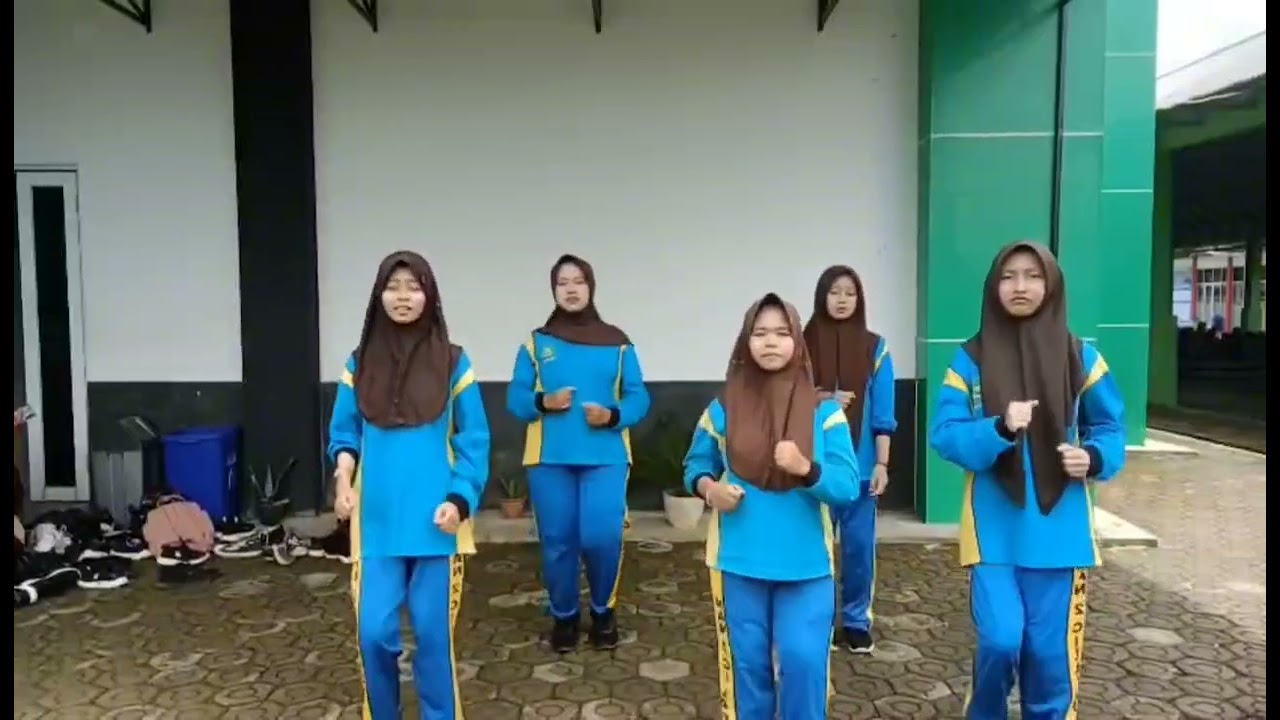 TUGAS KREASI SENAM KLS XI-J  NAMA KELOMPOK: IZZATUL LAILA , REYHANA AZKIA ,SALISA NUR, SRI PUTRI