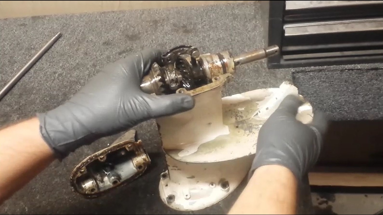 How to Rebuild / Reseal a Johnson 9.5 HP Lower Unit - Part 1