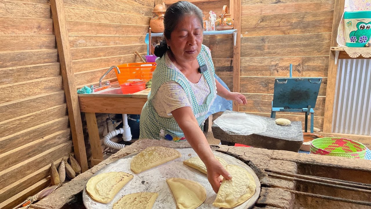 Todo al comal; para almorzar preparo empanadas de quesillo con epazote y salsa de chile chiltepin