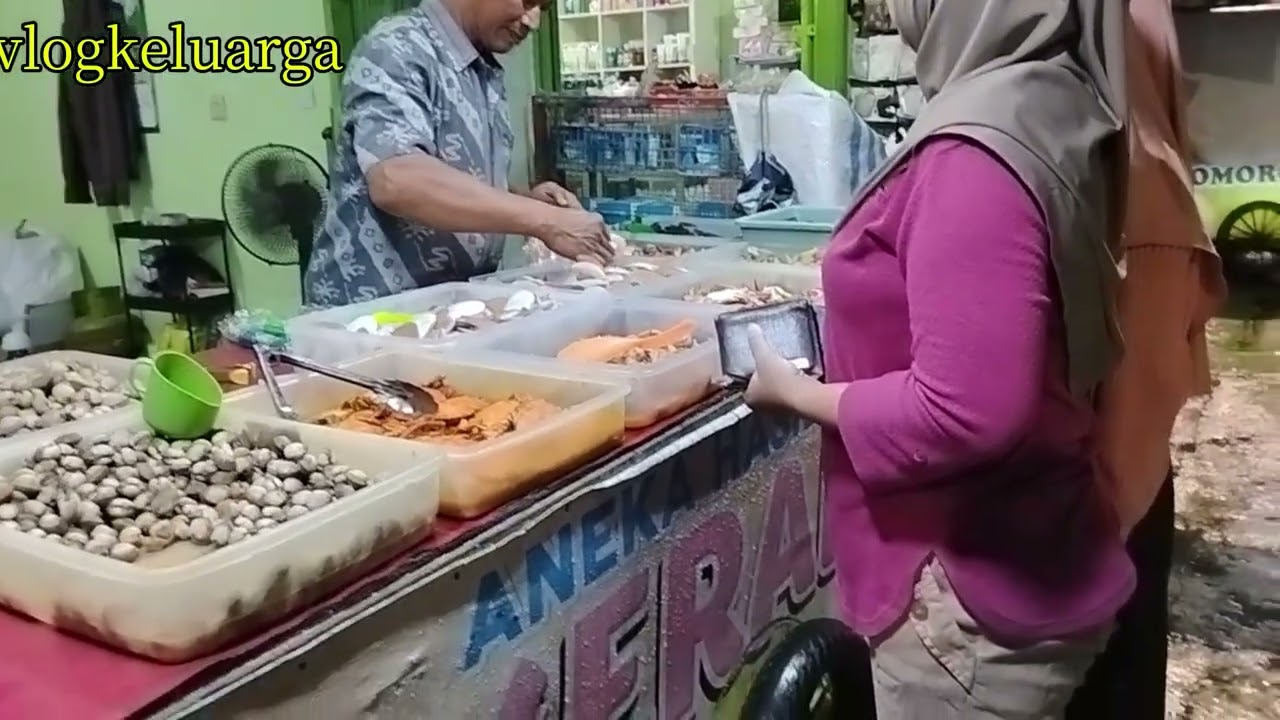 Jalan jalan malam habis hujan guys#vlogkeluarga 