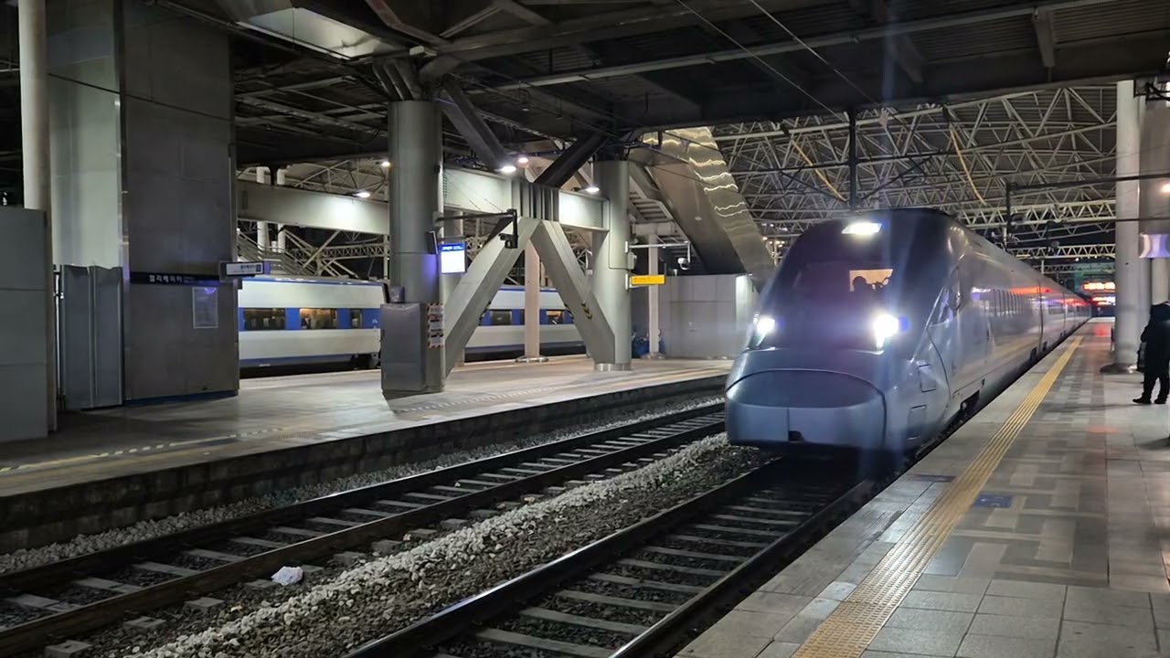 빠르게 서울역으로 진입하는 부산발 KTX-청룡 열차