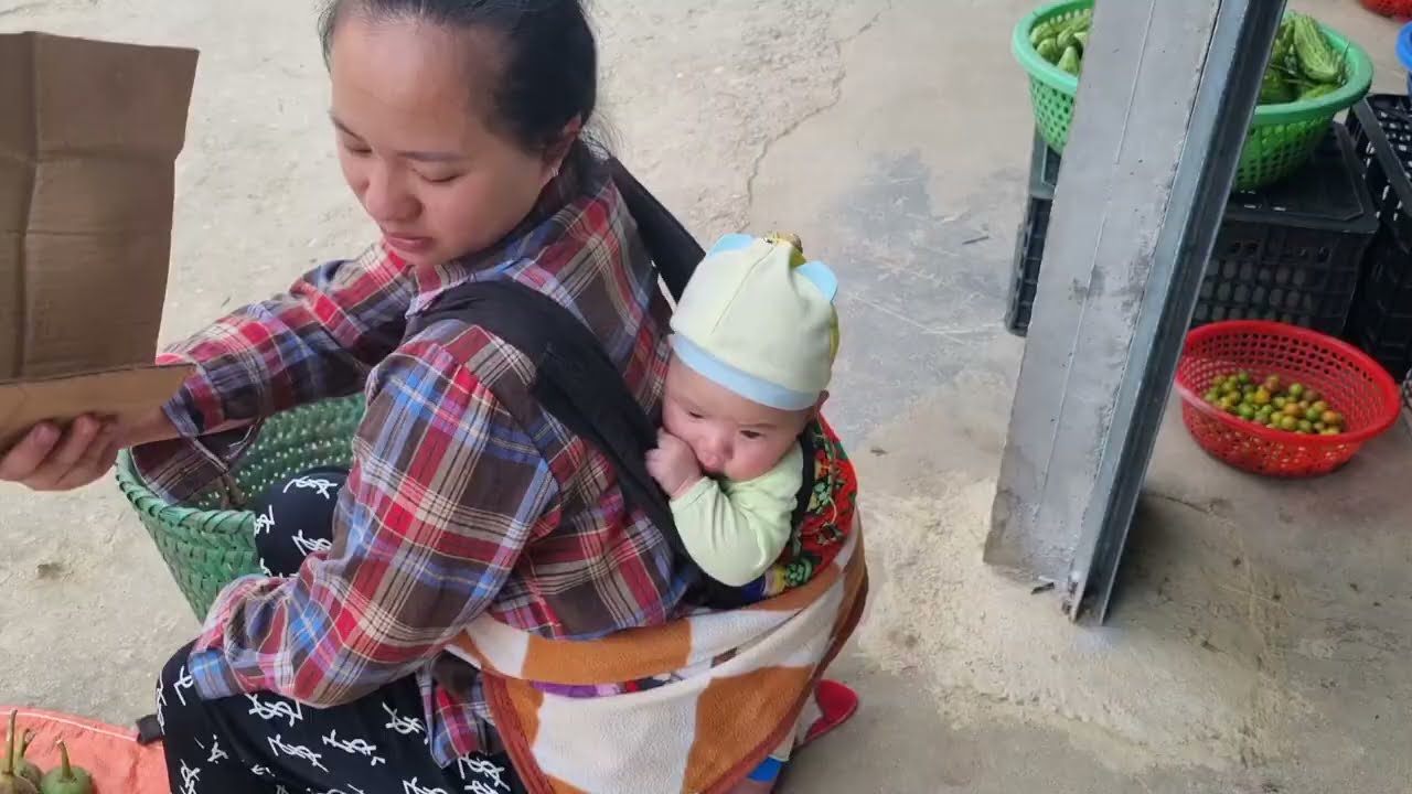 Single mother and daughter have to collect plastic bottles to make a living | triệu thị ghển