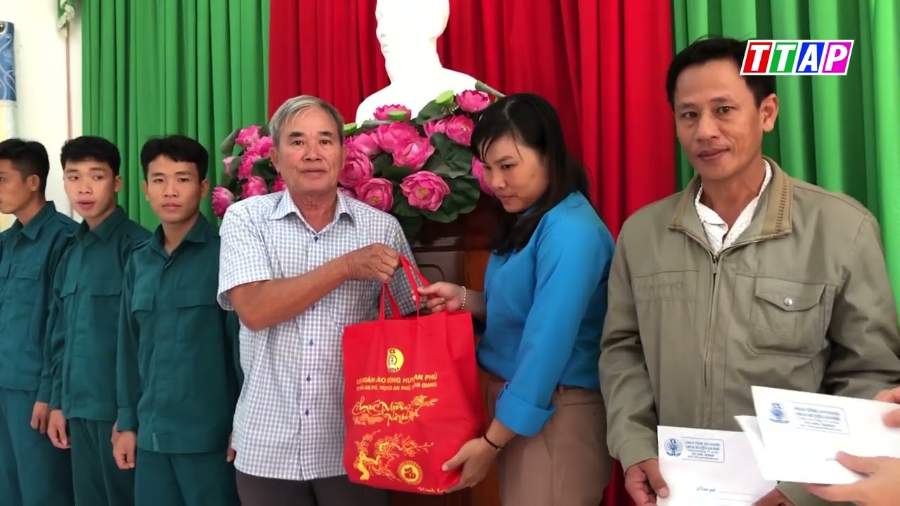 Liên đoàn Lao động huyện An Phú chăm lo tết cho đoàn viên, người lao động