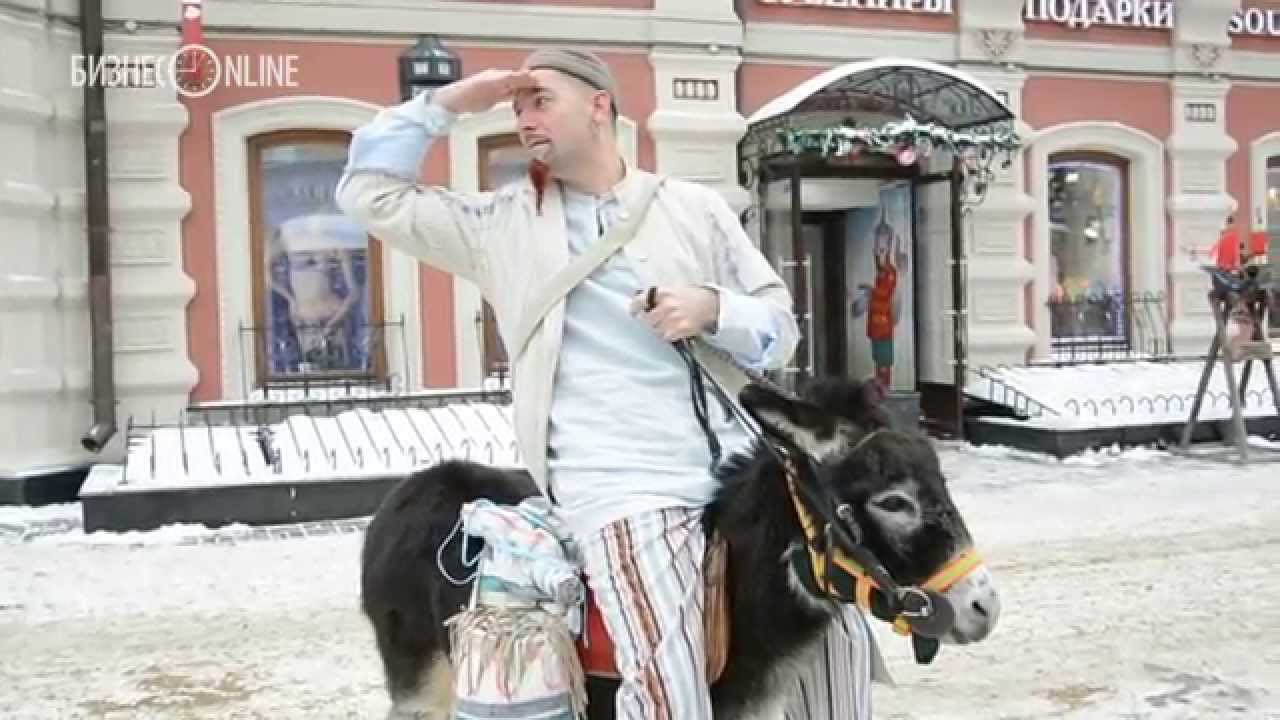 Актер камаловского театра проехался на осле по центру Казани