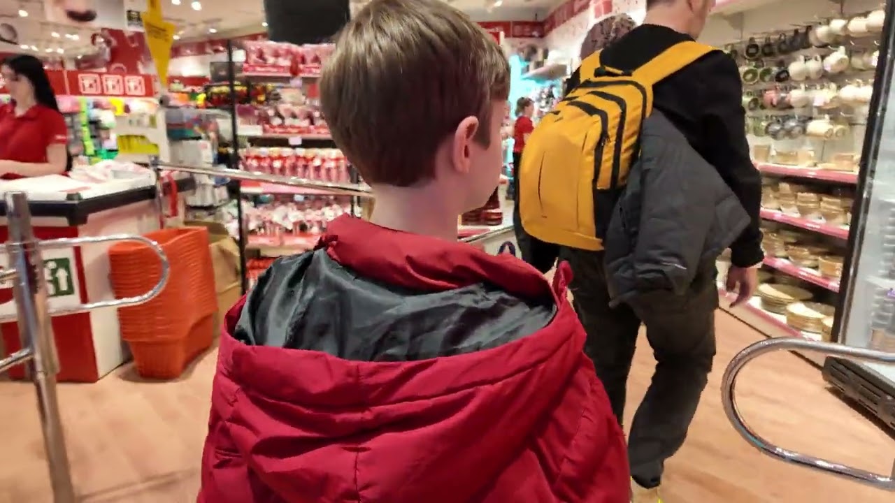 Arnavutluk Tiran 'Vlog Toptani avm oyuncakçısından oyuncak seçtik