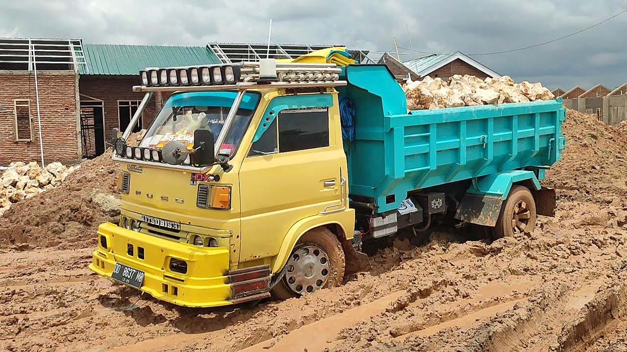 Truk Jomplang.Mobil Truk CANTER Kesulitan Bongkar Muatan Batu FULL BAK, Di Lokasi Licin/ BERLUMPUR!
