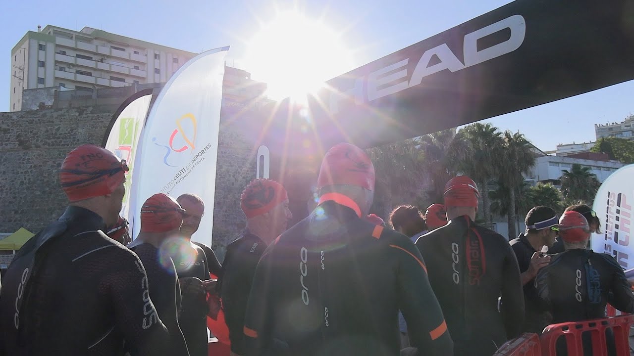 Los 300 nadadores se lanzan al agua para disputar la XIII Vuelta al Hacho