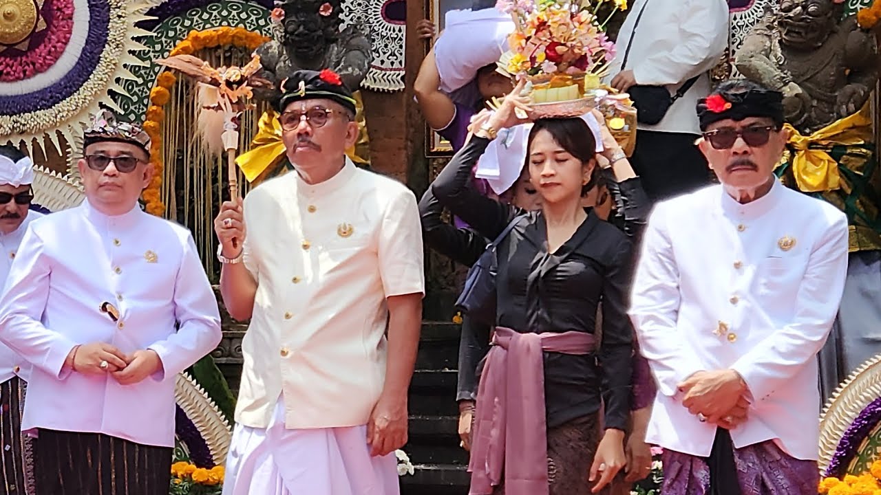 LEMBU TANGI BERKEBAYA BROKAT PADA PELEBON TJOK. ISTRI NITI YADNYA, PURI SAREN KANGIN DELODAN UBUD