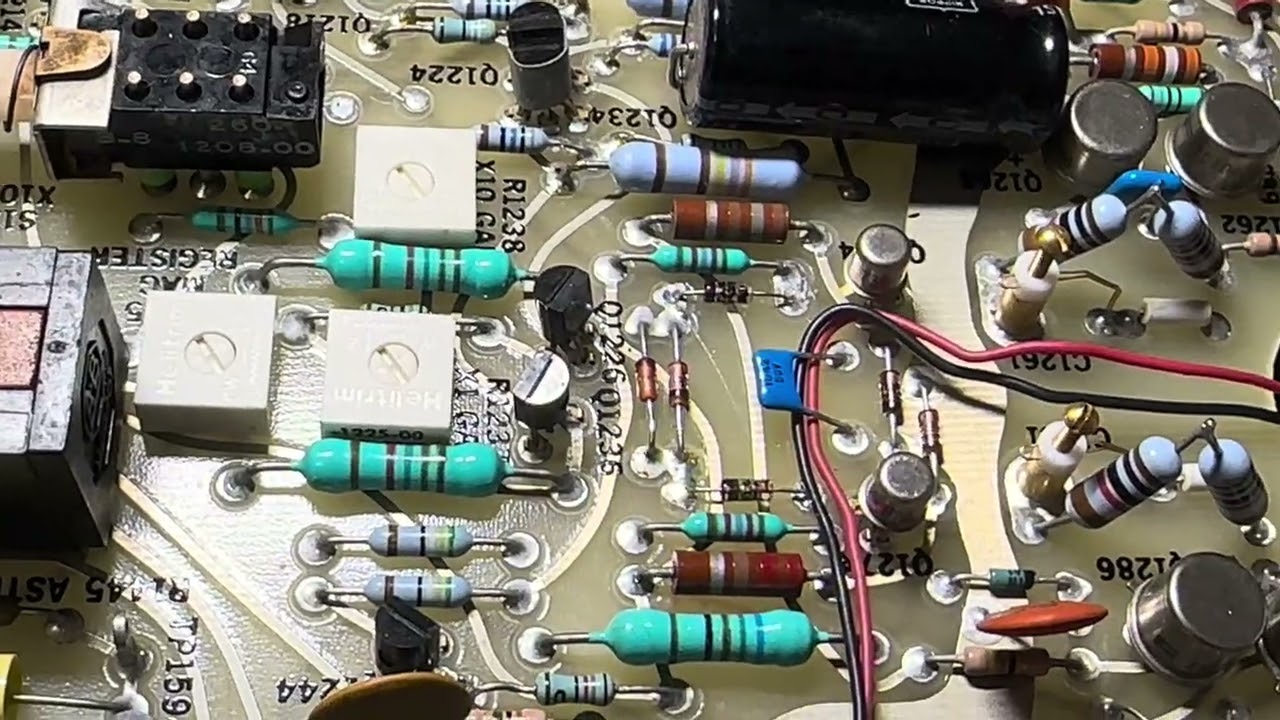 Как проверить напряжение на плате блока питания с помощью осциллографа Tektronix 465 — очень просто.