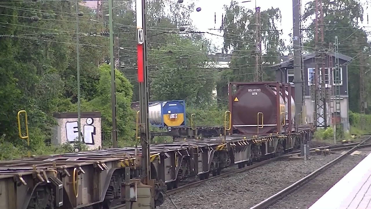 Filmen Gelsenkirchen  Wanne Eickel bei einem Bahnübergang im Juni 2014 in den mittags Stunden