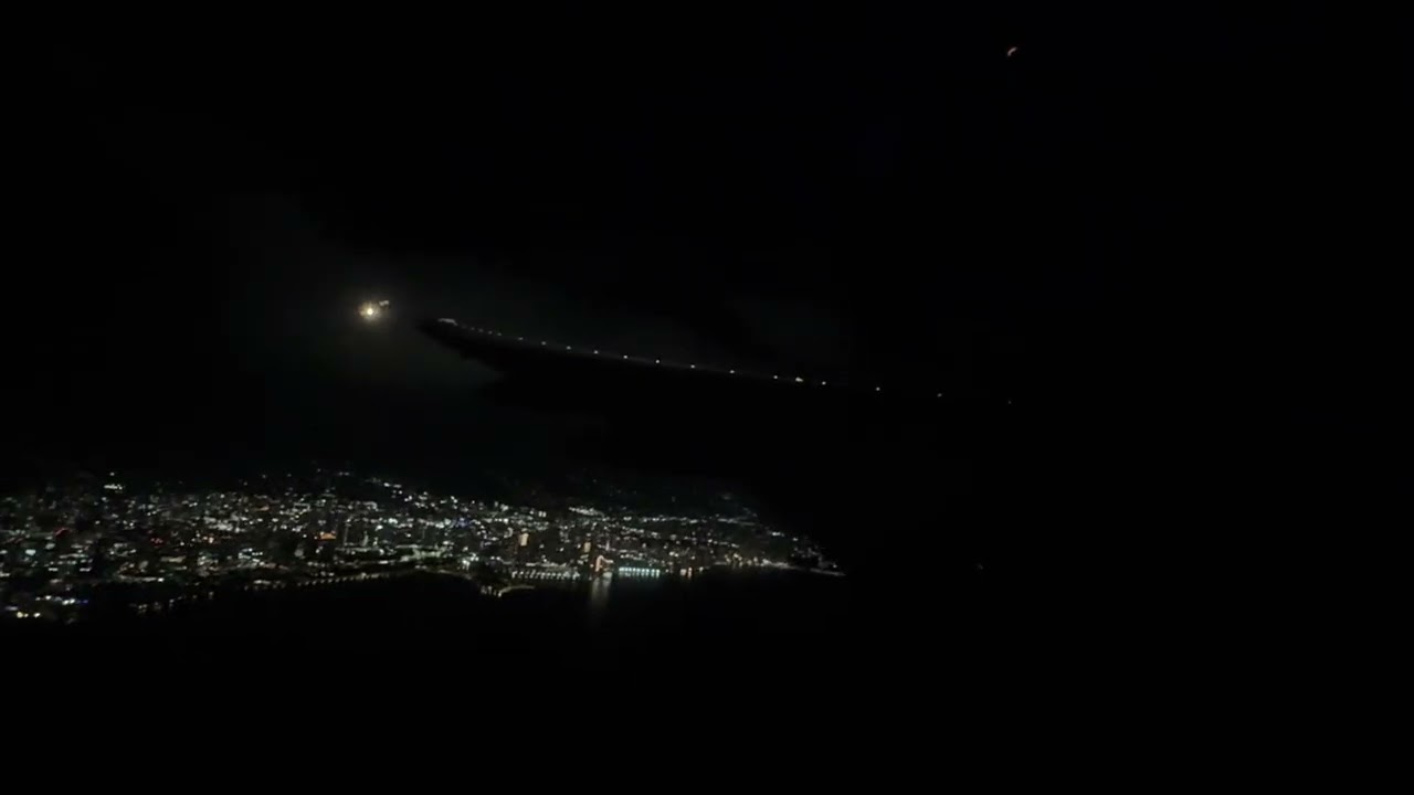 United Airlines Boeing 777-300ER take off Honolulu International Airport (HNL)