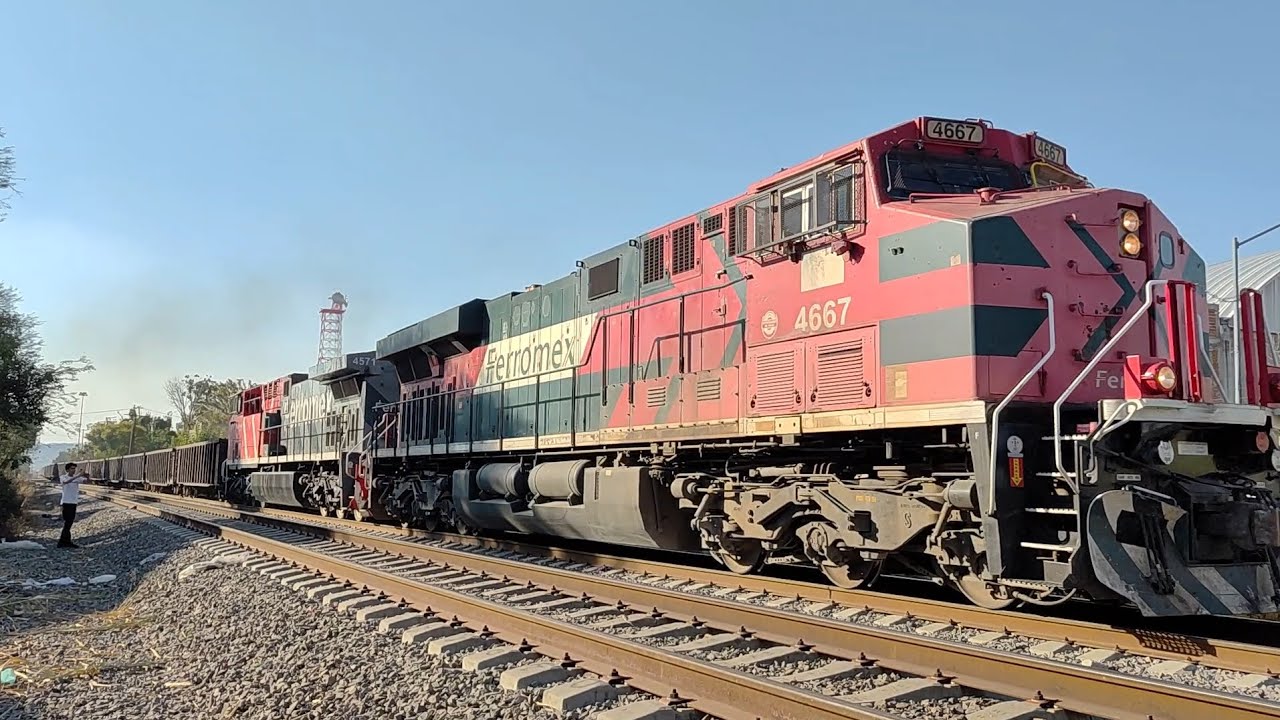 2 trenes unitarios de Ferromex al sur