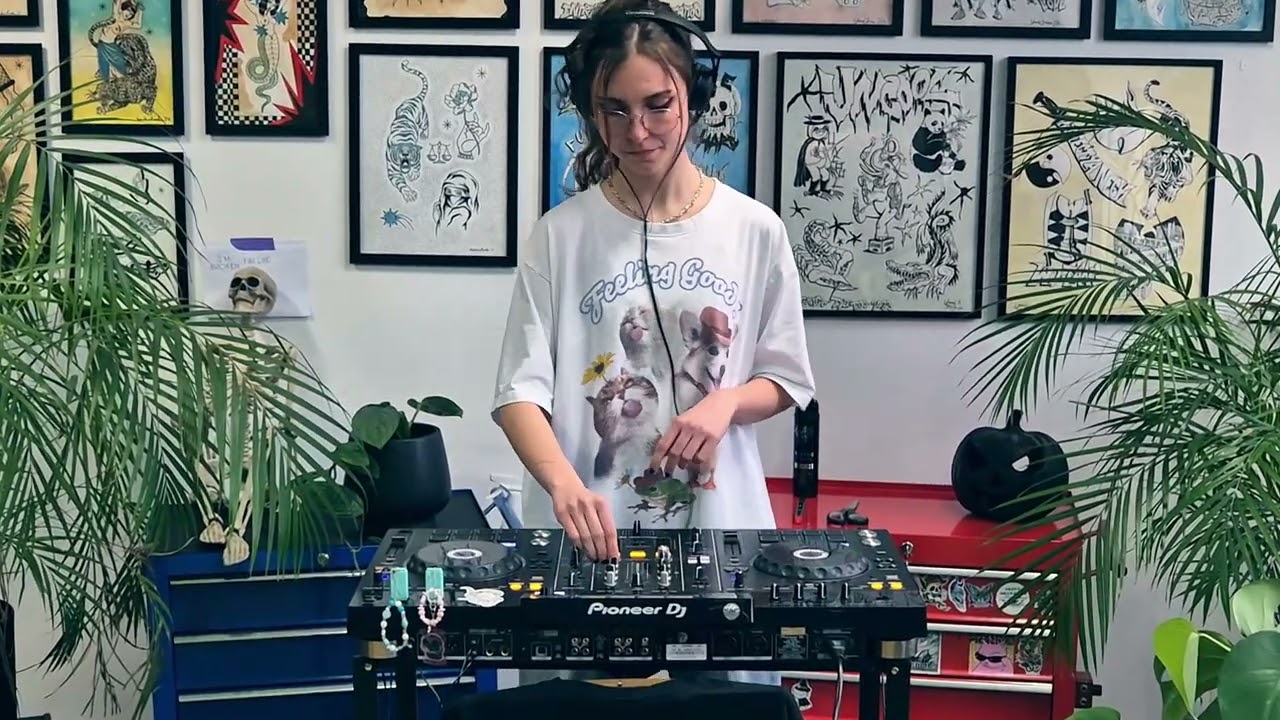 Siasia Stick mixing live in tattoo studio ☆ TRANCE TECHNO ☆ 4K