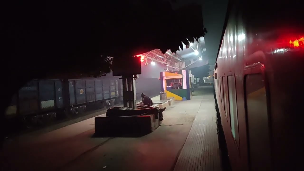 Lalgarh Prayagraj Superfast Express Crossing Bhuteshwar Parallelly with a Freight