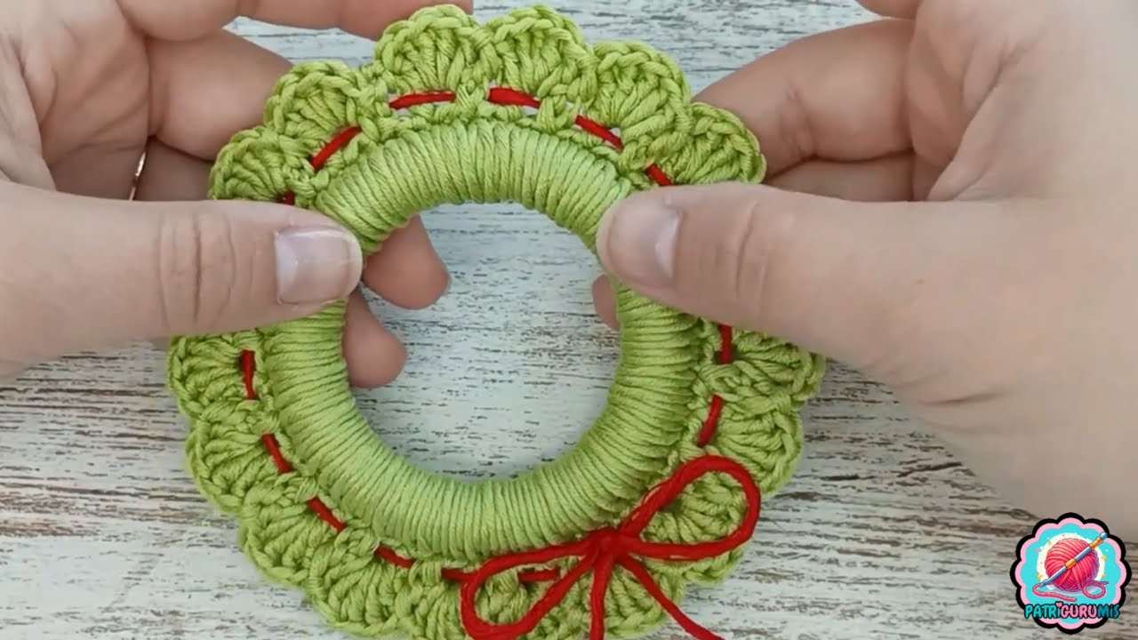 Adorno navideño tejido a crochet con anillo de madera