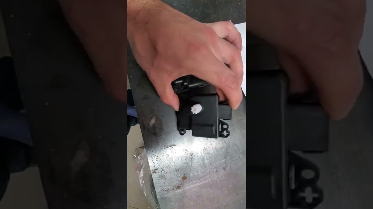 Dodge Grand Caravan Щелчок под приборной панелью