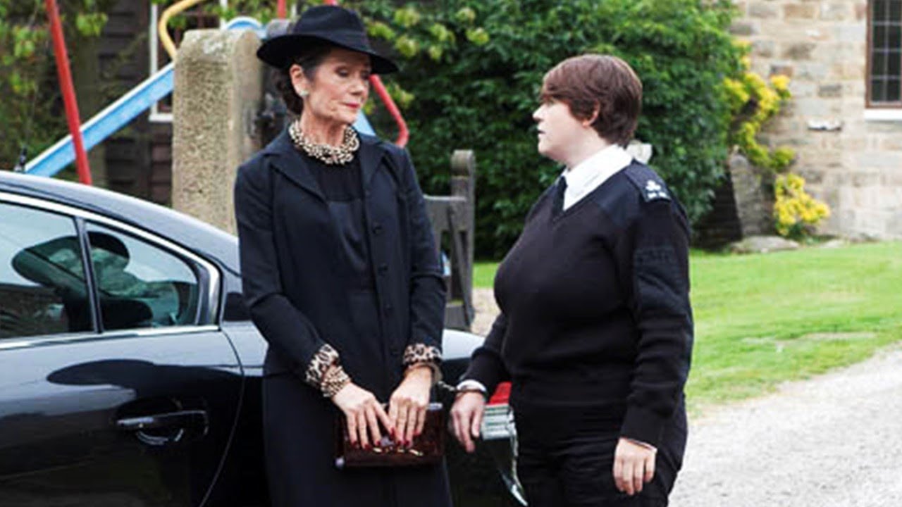 Steph Stokes Returns For Alan Turner's Funeral (30-10-13) || Emmerdale