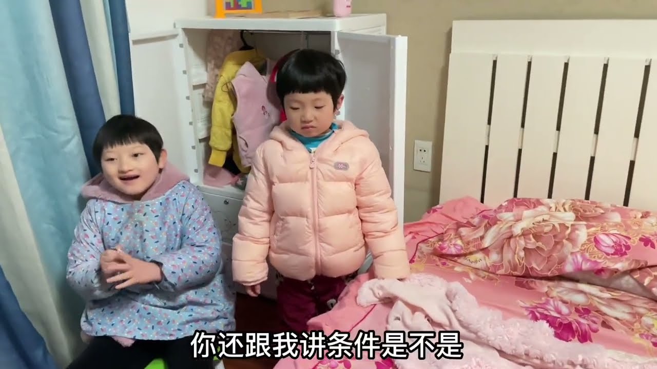 姐姐欠缺表达方式，把妹妹气的嚎嚎大哭，最好爸爸耐心给妹妹开导
