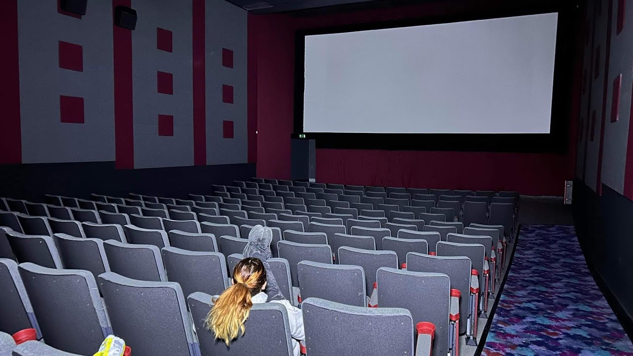 Exploring An ABANDONED 1970s Cinema