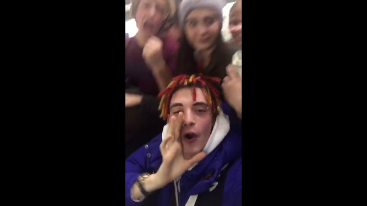 Drefgold incontra una scolaresca in treno e improvvisa un live!