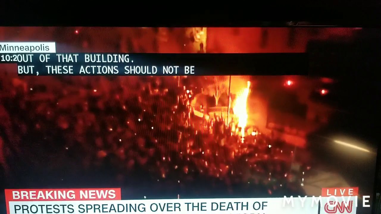 MINNEAPOLIS POLICE PRECINCT IS ON FIRE,  BY THE PROTESTORS FOR  THE  DEATH OF GEORGE FLOYD,