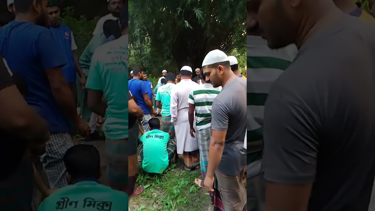 বন্ধুর মায়ের জানাজা এবং মাটি দেওয়ার দৃশ্য দেখালাম