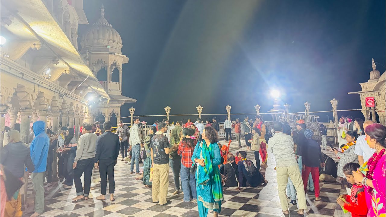 सोमवार को रात्रि में बरसाना धाम बड़ी परिक्रमा दर्शन राधे राधे #barsana #radharani #badi #parikrma 
