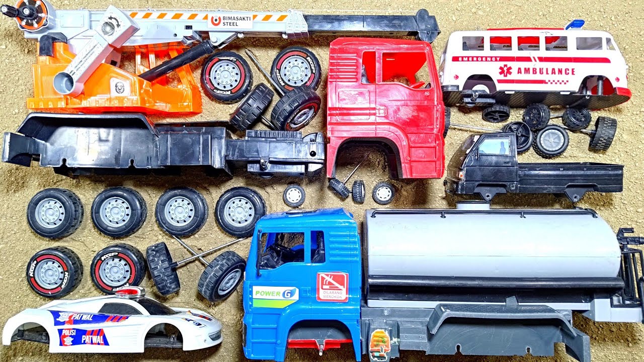 Mencari Mobil Mainan dan Merakit Truk Crane Besar, Truk Tangki Besar, Mobil Polisi, Ambulan