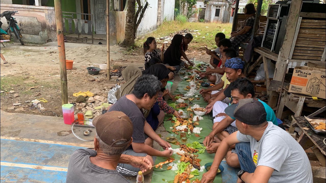 Munggahan bareng tetangga komplek makan-makan/babacakan