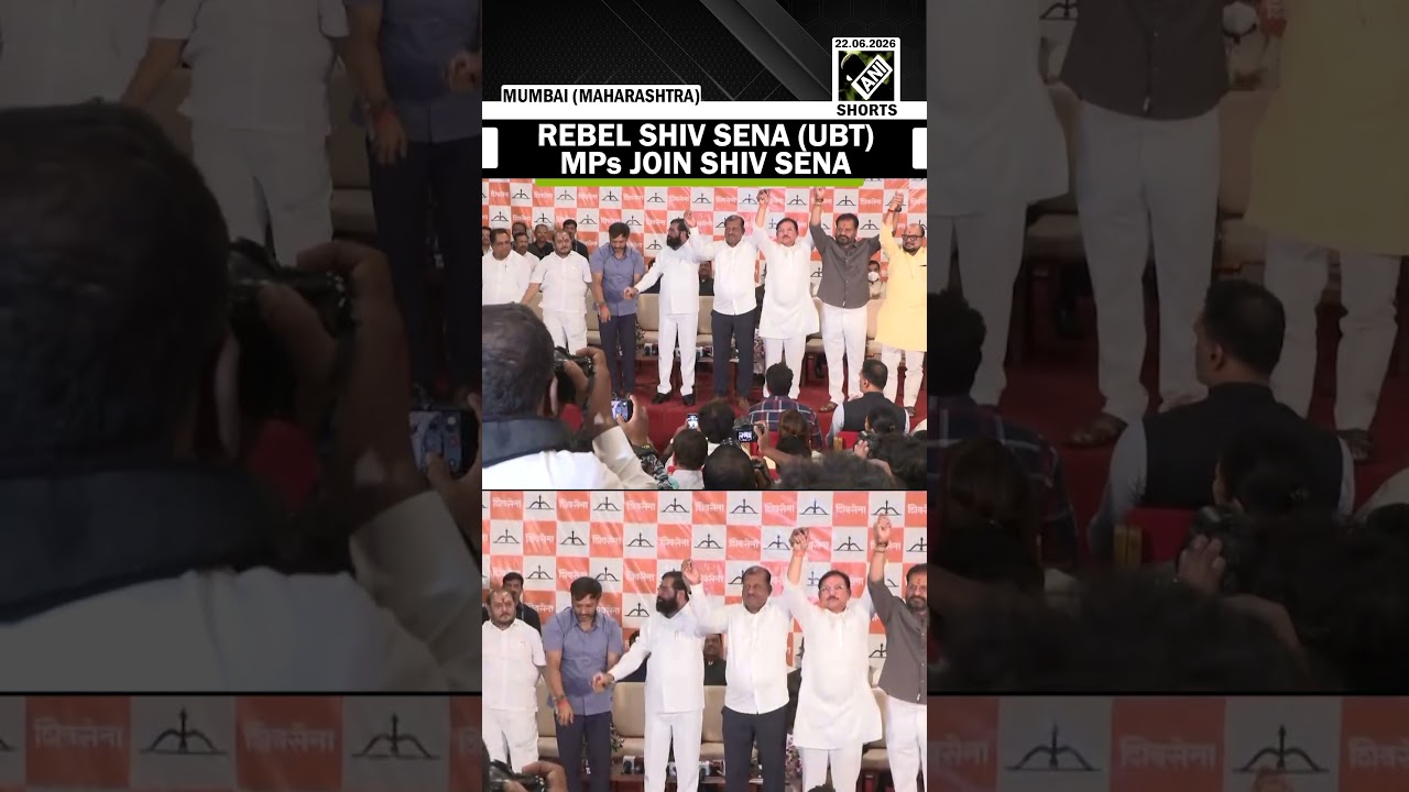 Мятежные депутаты Shiv Sena (UBT) присоединяются к Shinde Sena в присутствии заместителя главного...