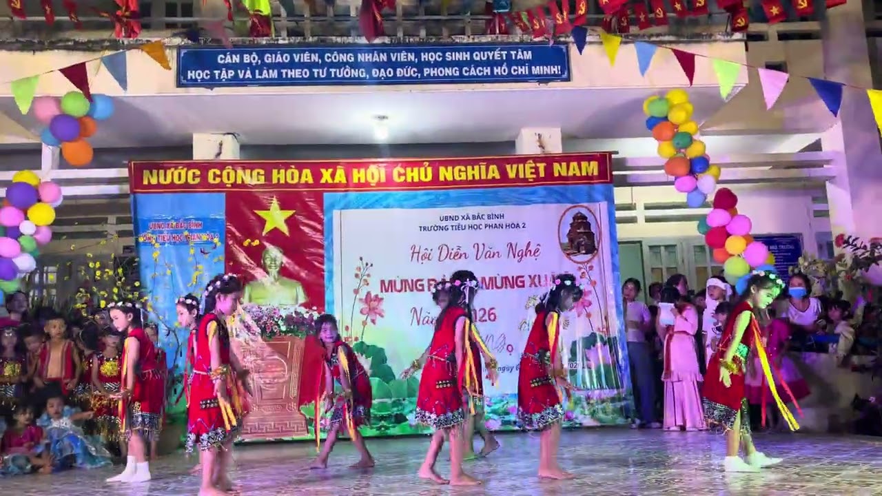  Múa Cô giáo em là hoa eban lớp 2B