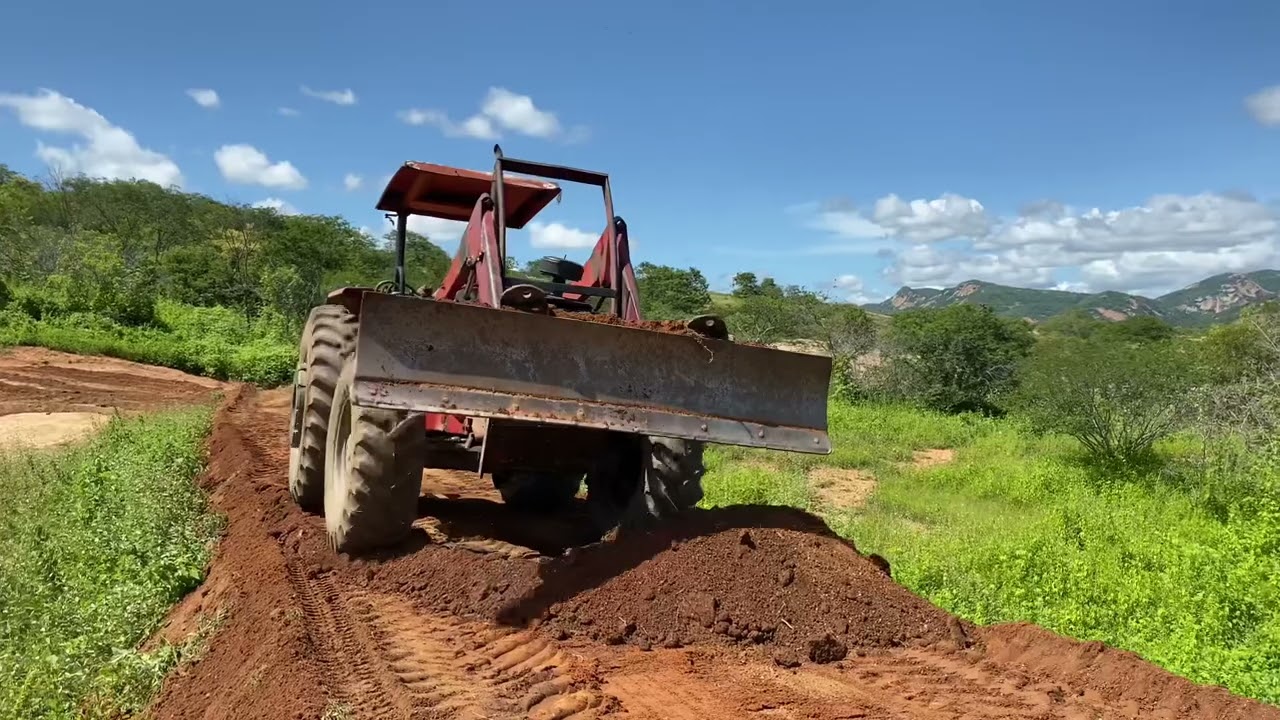Massey 296 no scraper e 292 salvando açude