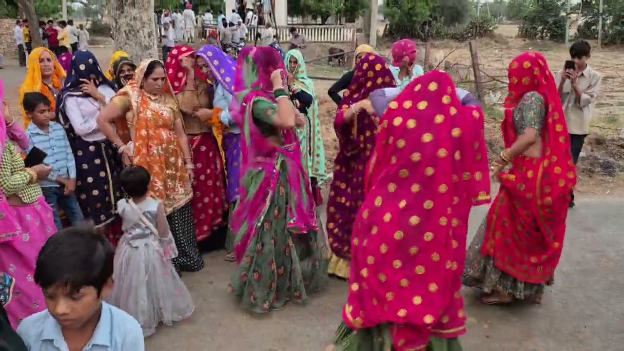 बोधी लुगडि में दिखे थारा गाल,  ग़ज़ब डांस मीना आमट परिवार महवा S24FE