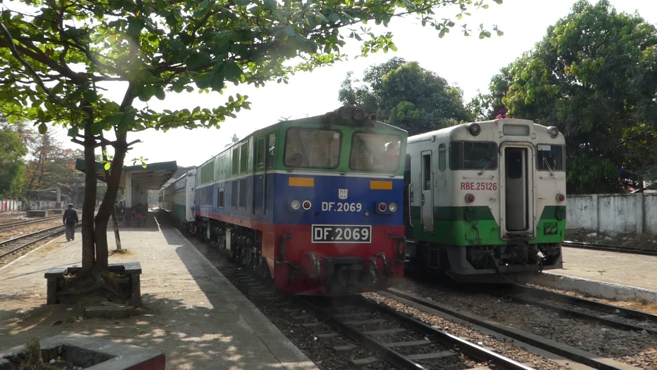 MYANMAR RAILWAYS EXPRESS TRAIN 5UP ミャンマー国鉄新型客車マンダレー急行パズンダン駅通過