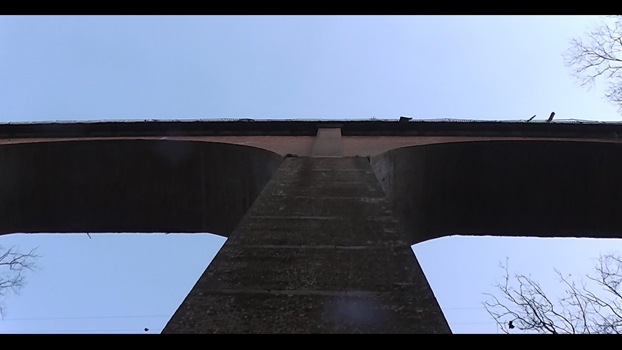 ponte alto su torrente impervio con ringhiere dissuasorie antiscavalcamento
