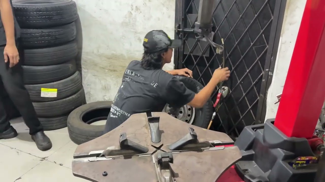 Tire replacement car with good equipment #tire #tyre #ban 