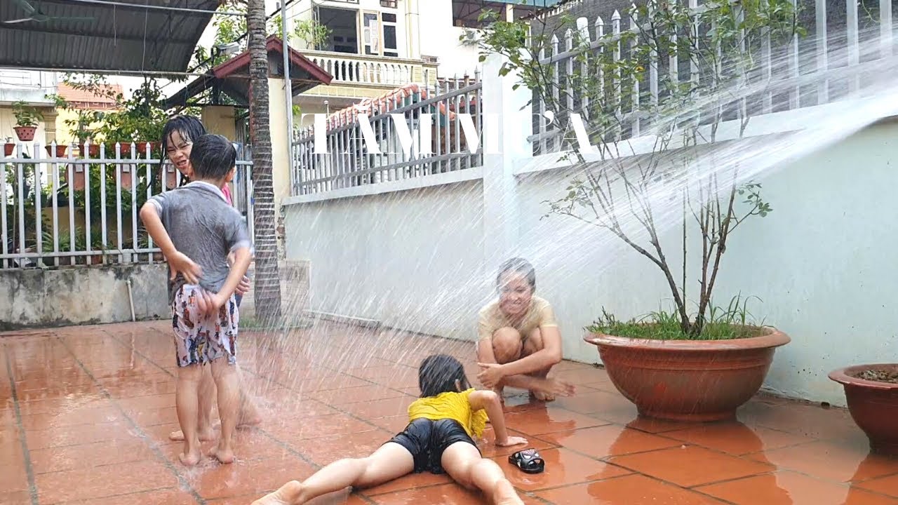 Đã bao giờ bạn tắm mưa độc đáo như thế này chưa?