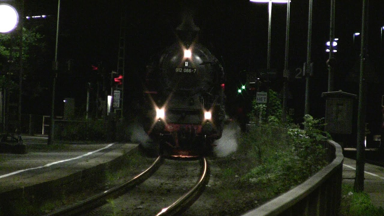 Dampfschnellzug 012 066-7 (01 1066) Bahnhofsdurchfahrt bei Nacht
